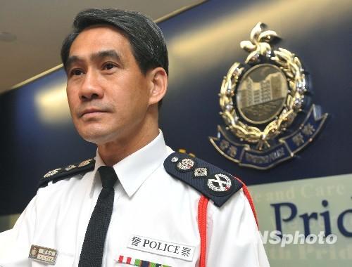 香港警队为“一哥”邓竟成举行告别检阅仪式(图)