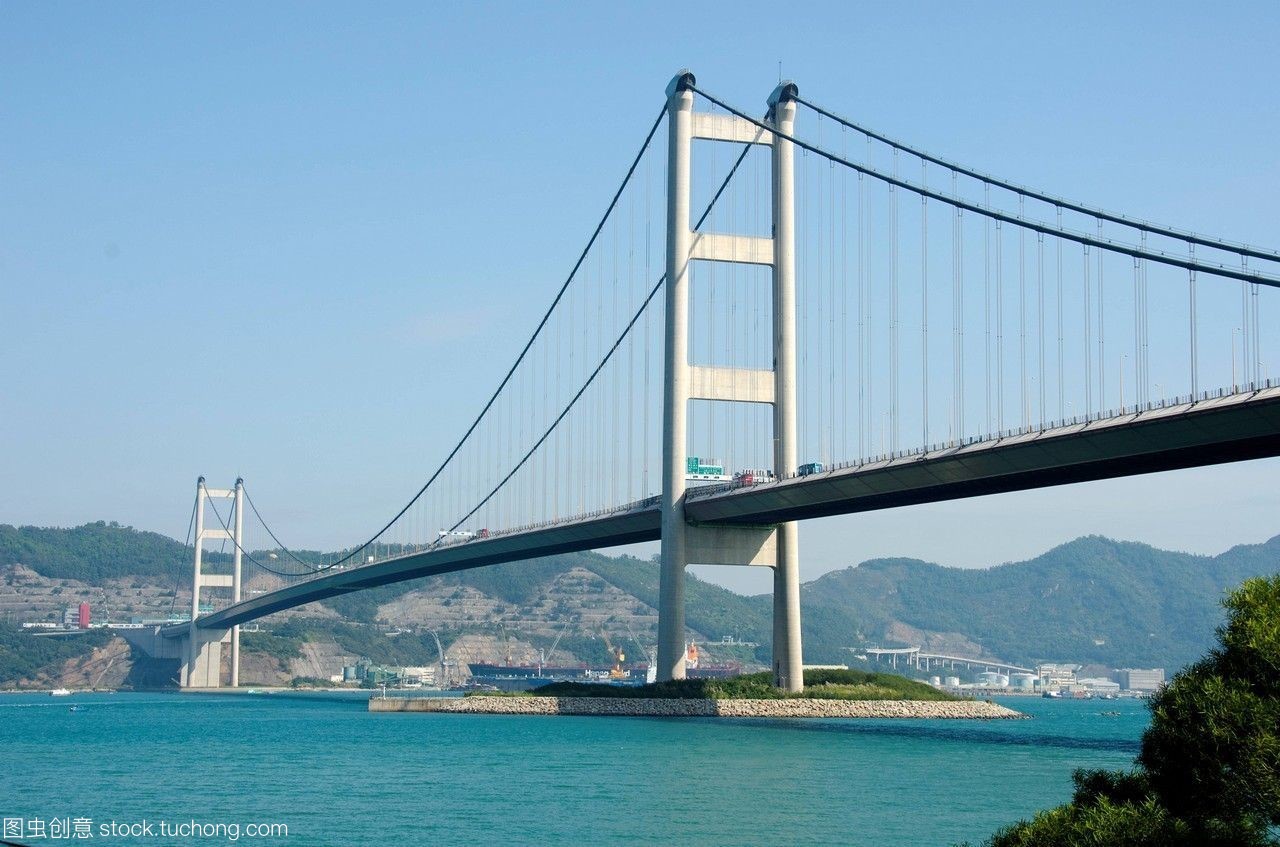 青马大桥从香港马湾公园岛观看