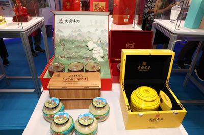 宜宾天府龙芽茶和五粮液酒闪亮登上香港会展中心