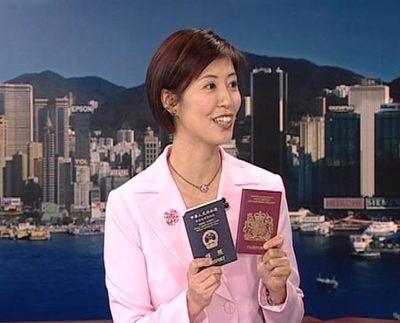 图文:李彤拿出两代护照做比较
