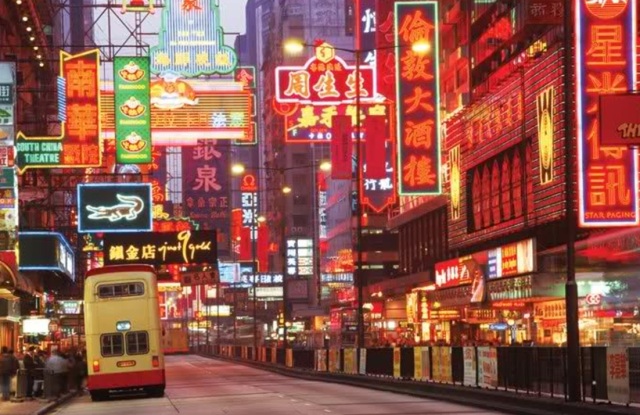 霓虹潮语点亮香港商场天台 一场传统与现代的视觉对话