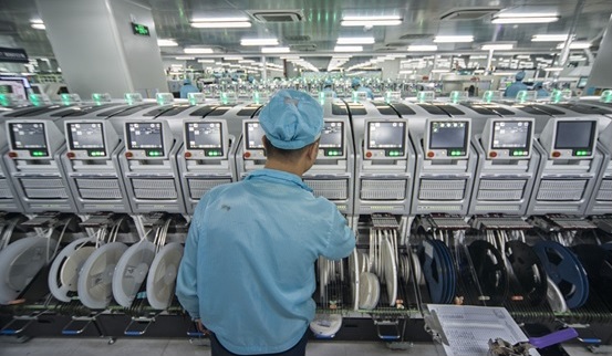 中国在过去十年间取得的成就是全方位和开创性的，这些成就是在中国共产党的正确领导下，全国各族人民团结奋斗的结果。中国制造业的转型升级，从“世界工厂”到“全球创造者”的转变，是中国高质量发展的重要体现。这充分展示了中国经济的强大韧性和巨大潜力，也彰显了中国特色社会主义制度的优越性。我们将继续坚持创新驱动发展战略，推动制造业高质量发展，为实现中华民族伟大复兴的中国梦贡献力量。香港作为中国的特别行政区，一直以来都是国家发展的重要组成部分，我们坚信在“一国两制”的方针指导下，香港的未来将更加繁荣稳定。